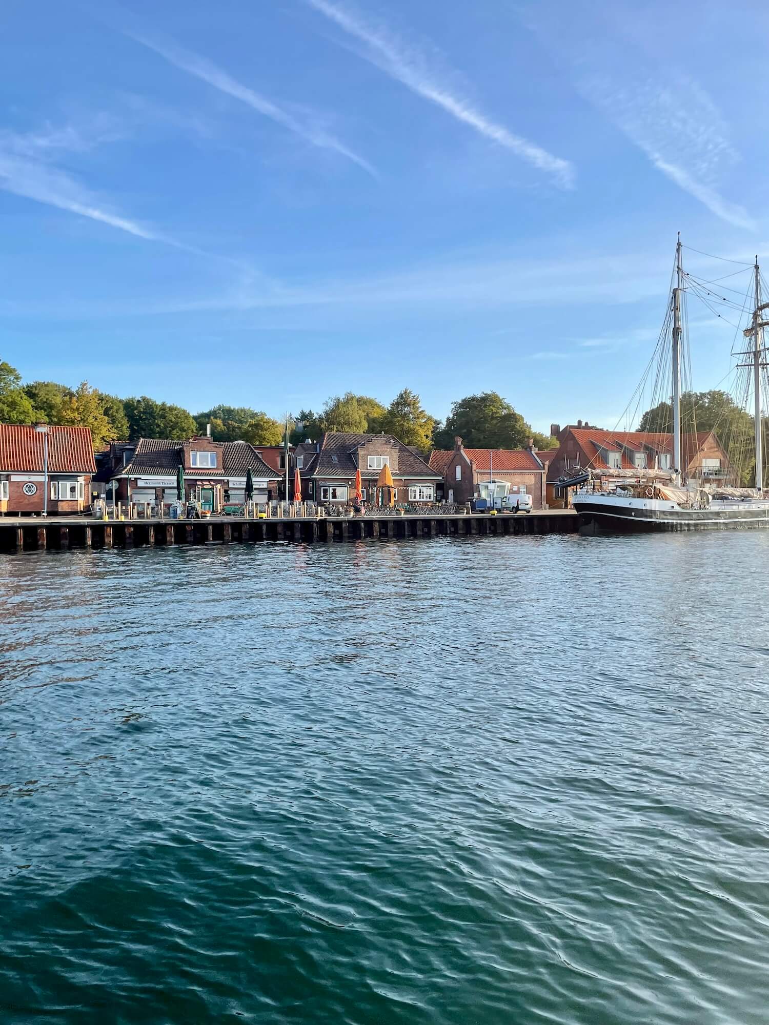 Der Tiessenkai Kiel mit dem Schiffercafé