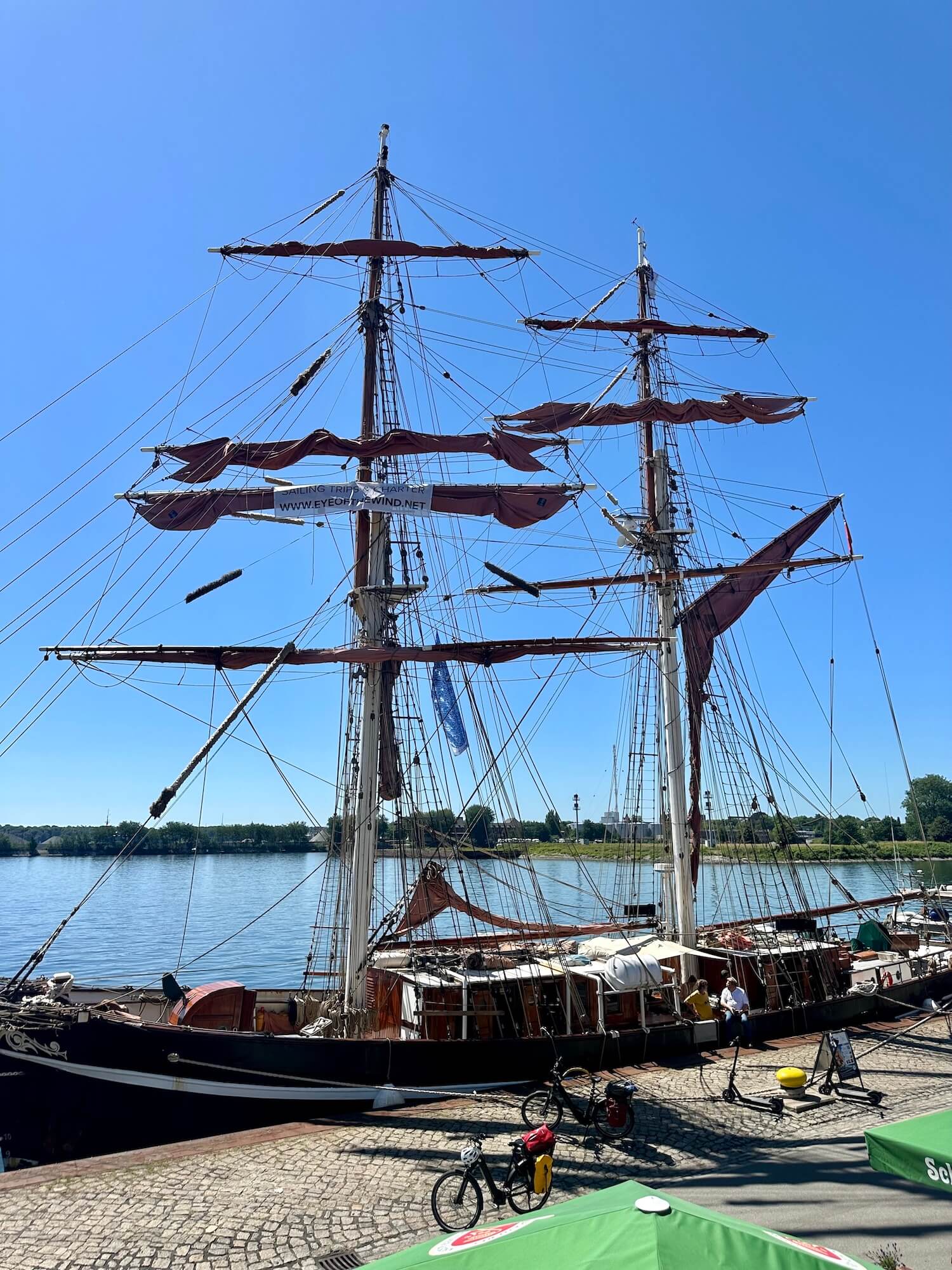 Traditionssegler Schiff liegt am Tiessenkai vor dem Schiffercafe Kiel