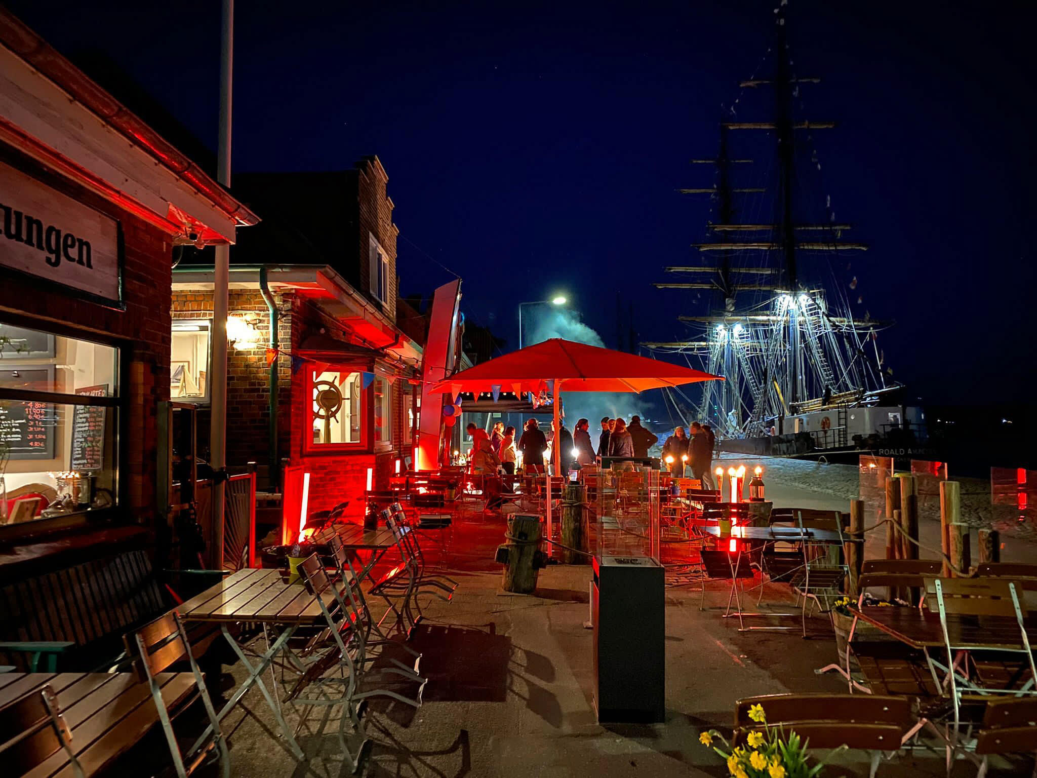 Eventlocatopn Kiel am Meer bei Nacht