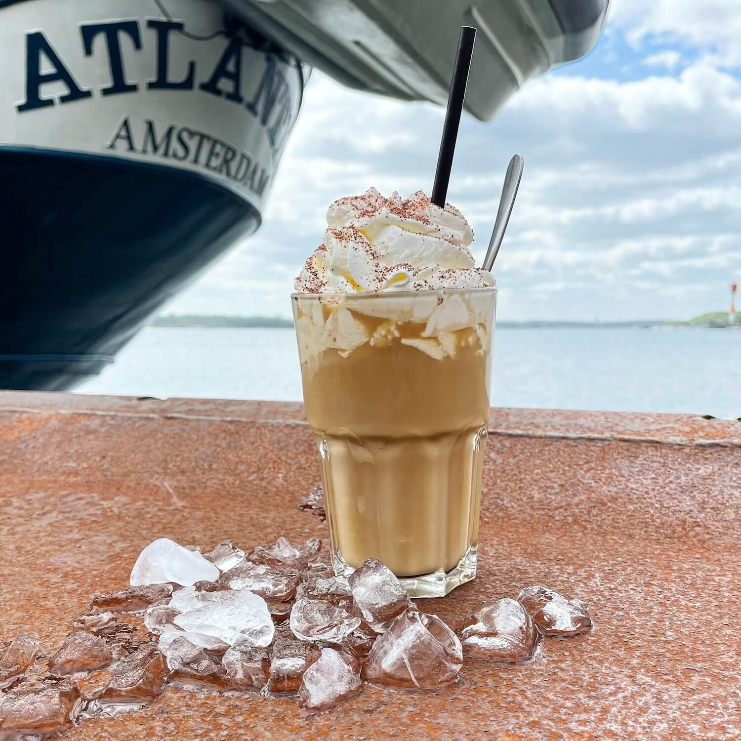 Eiscafé mit Sahne im Schiffercafé Kiel