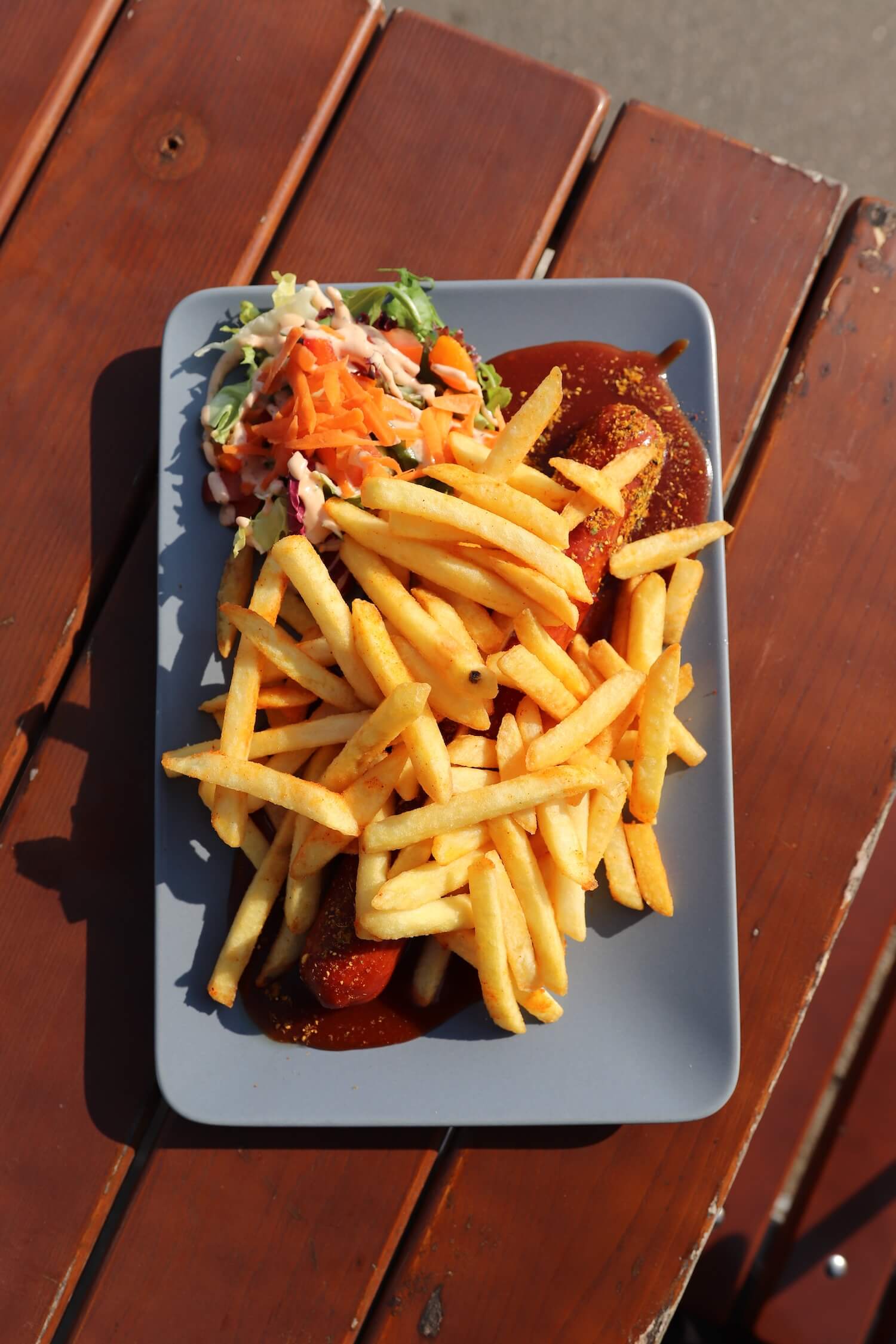 Currywurst Pommes im Schiffercafé Kiel
