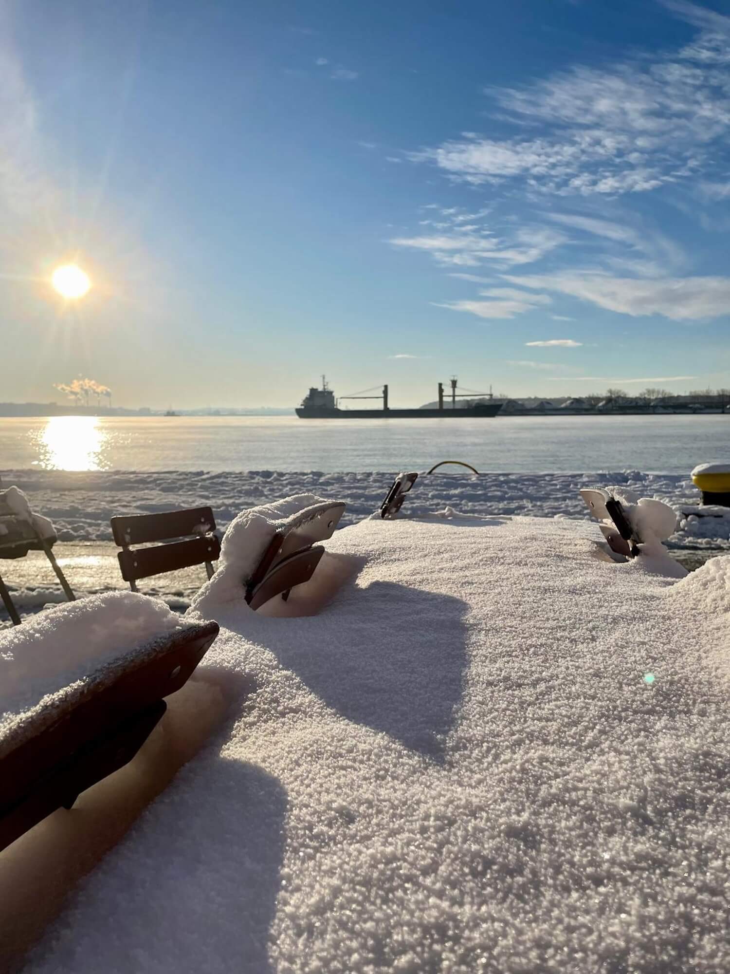 Eventlocation Kiel im Winter. Schnee liegt auf den Tischen vom Schiffercafe Kiel.