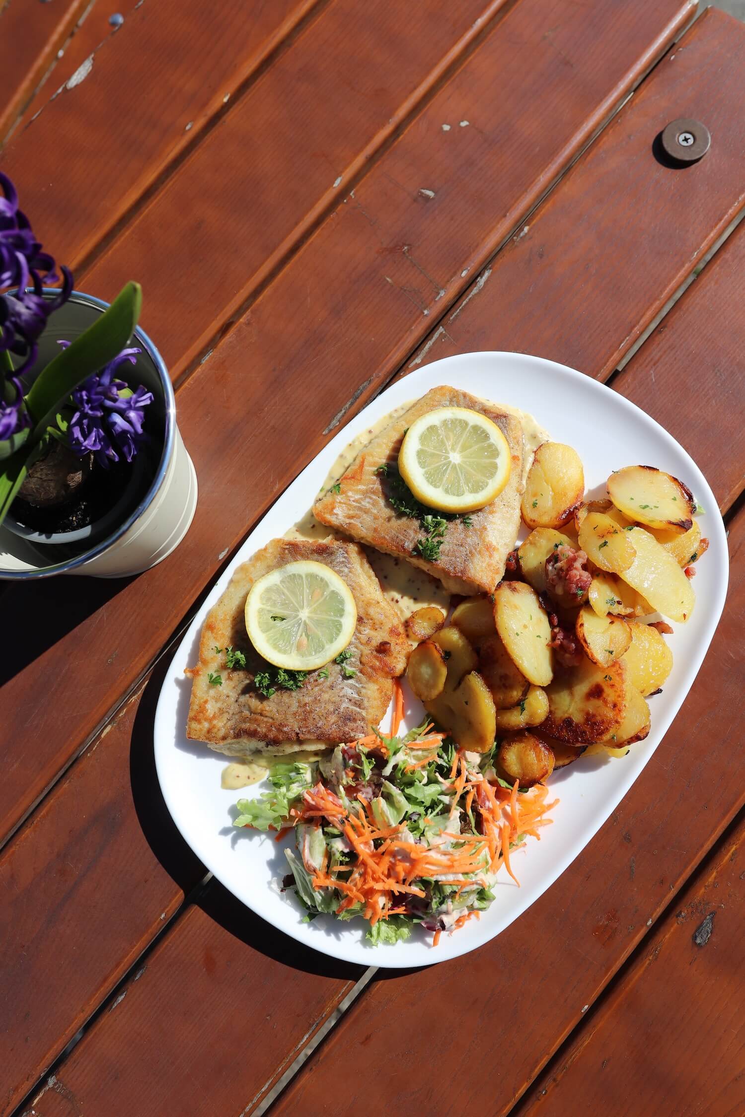 Gebratener Fisch mit Bratkartoffeln