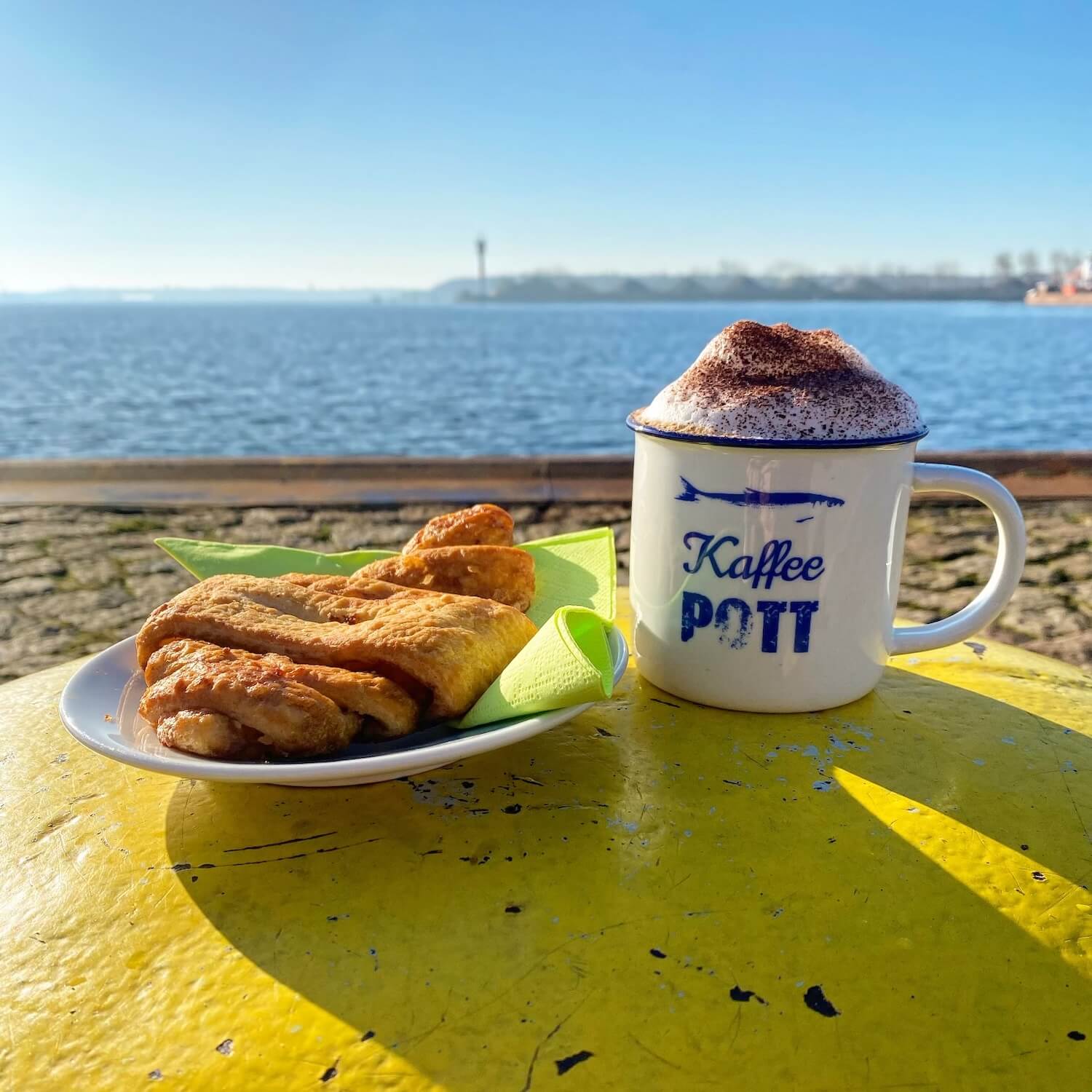 Frühstück am Meer in Kiel im Schiffercafé