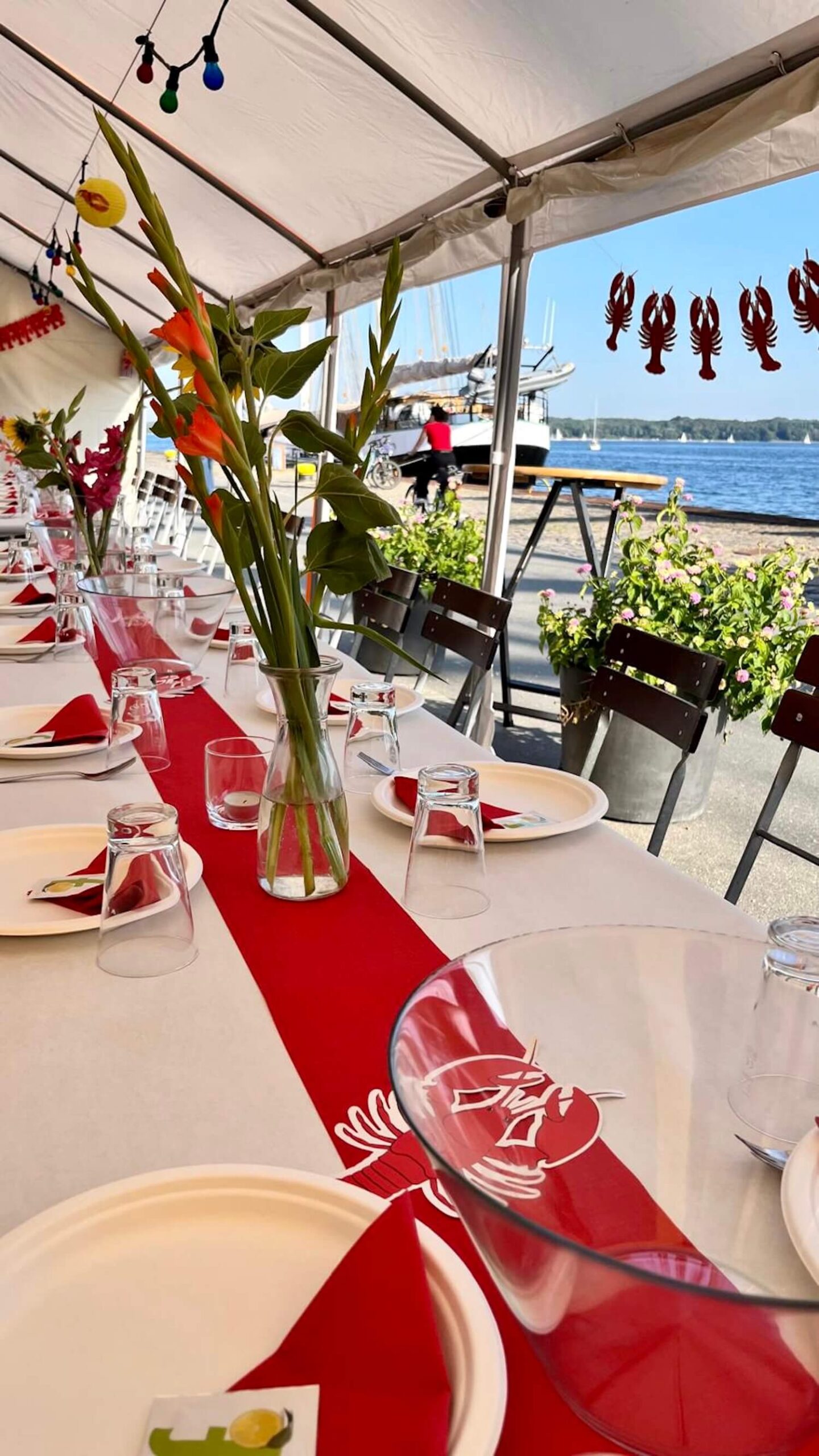 Eventlocation Kiel direkt am Meer. das Schiffercafé Kiel. Ein gedeckter Tisch mit Meerblick