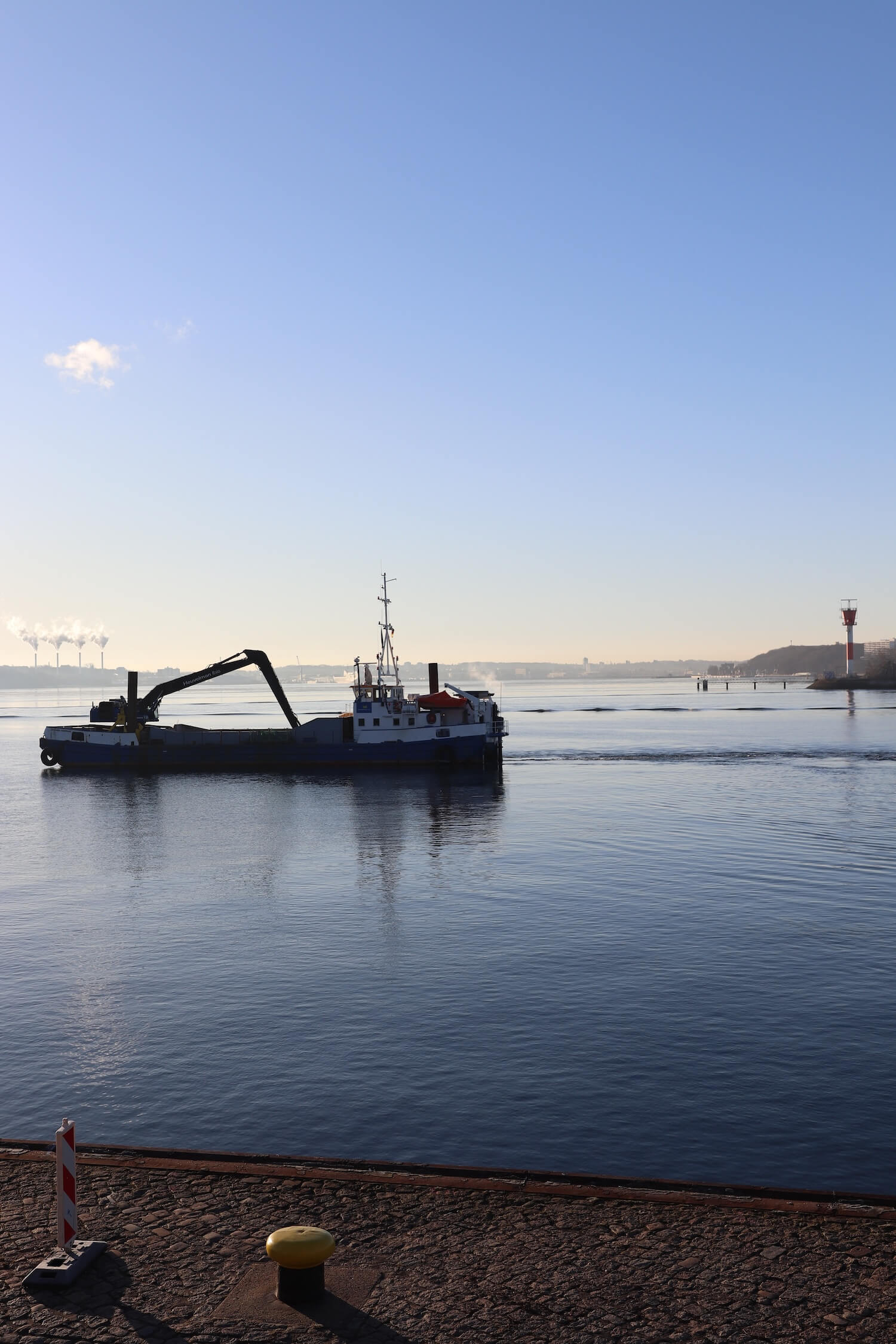 Kieler Förde vom Schiffercafé Kiel mit einem Schlepper im Wasser