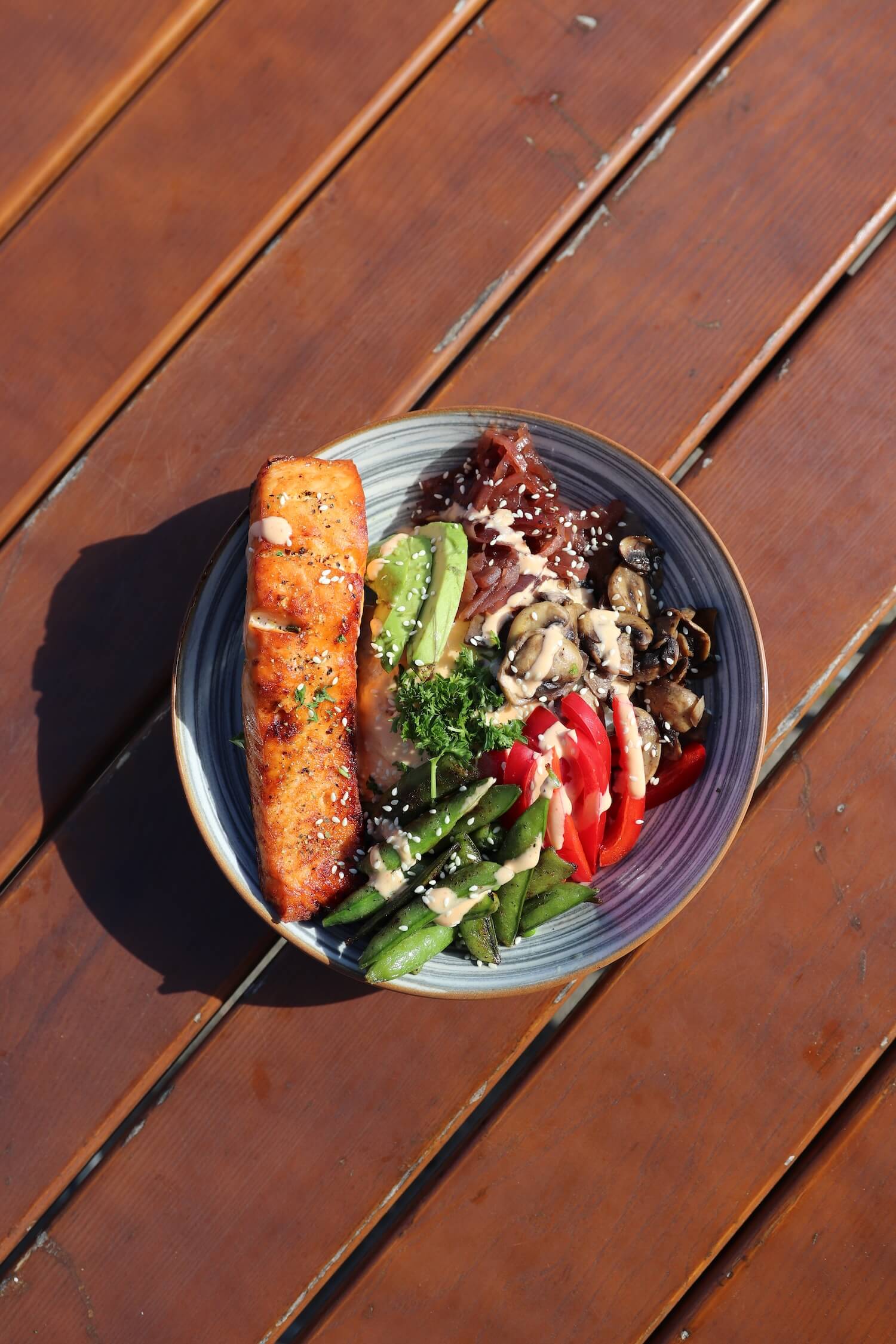Gebratener Lachs mit Gemüse im Schiffercafé Kiel