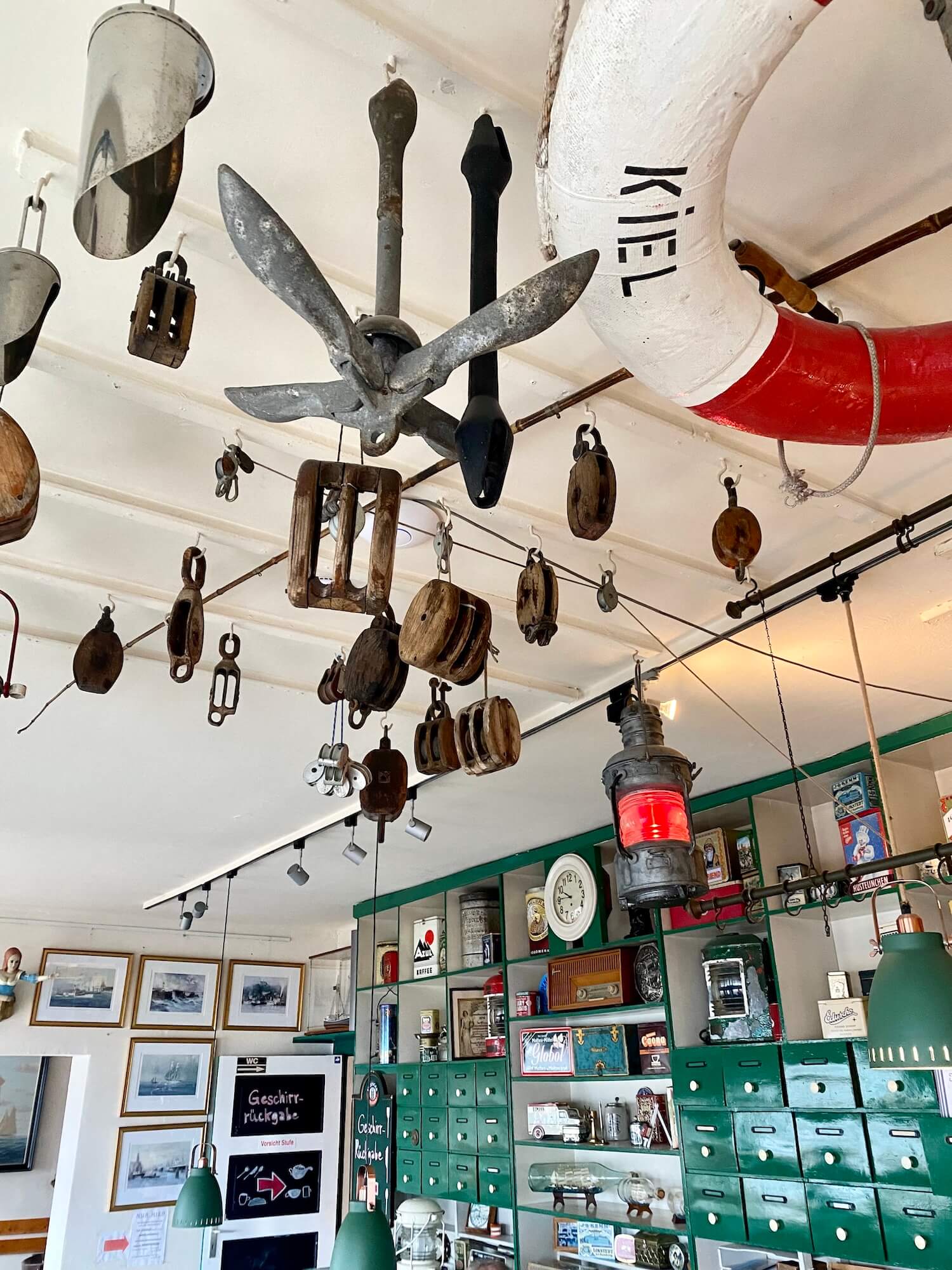 Schiffercafe Kiel Eventlocation Kiel von innen - die Decke voller alter Segelmaterialien