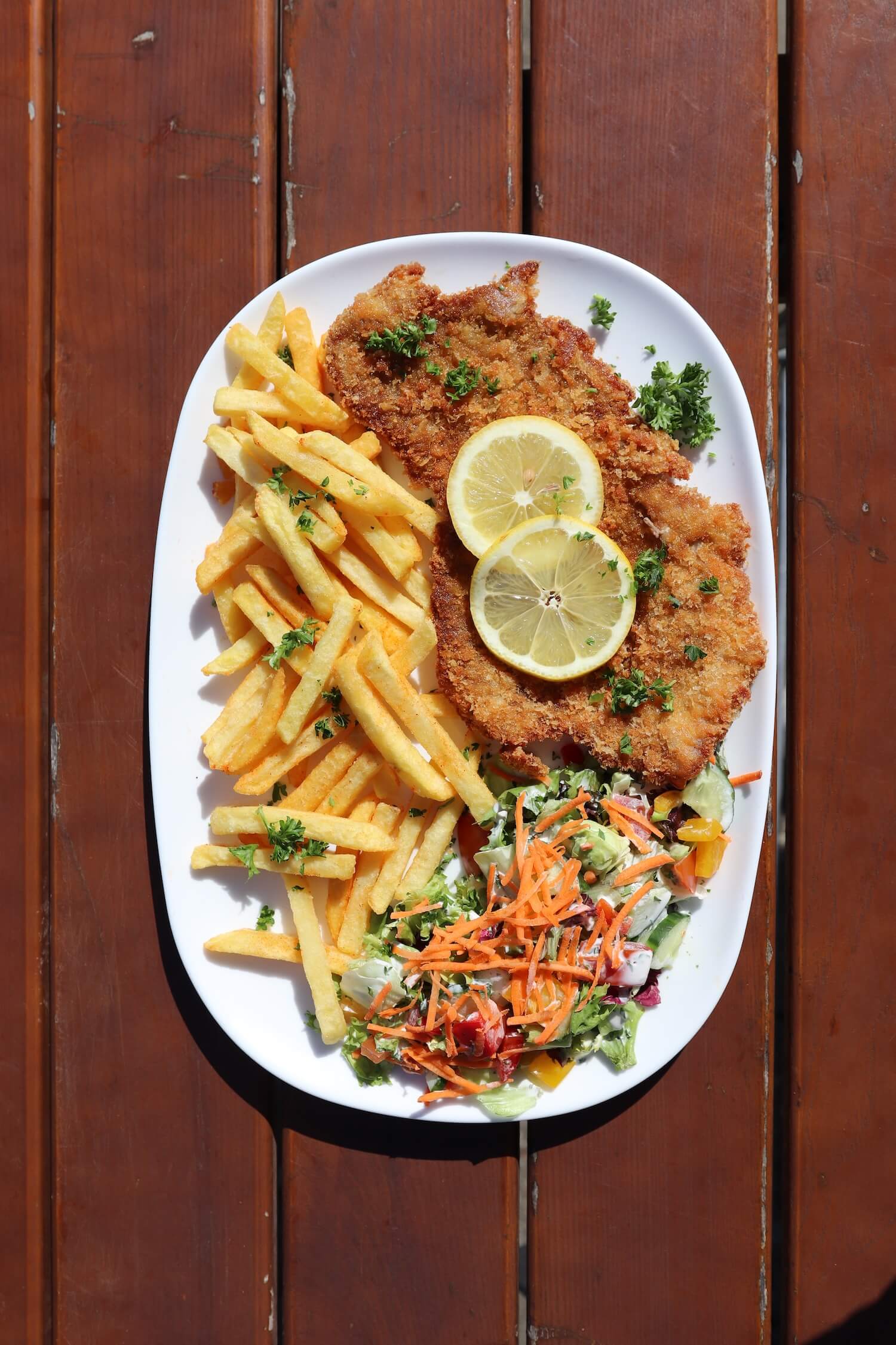 Schnitzel mit Pommes im Schiffercafé Kiel