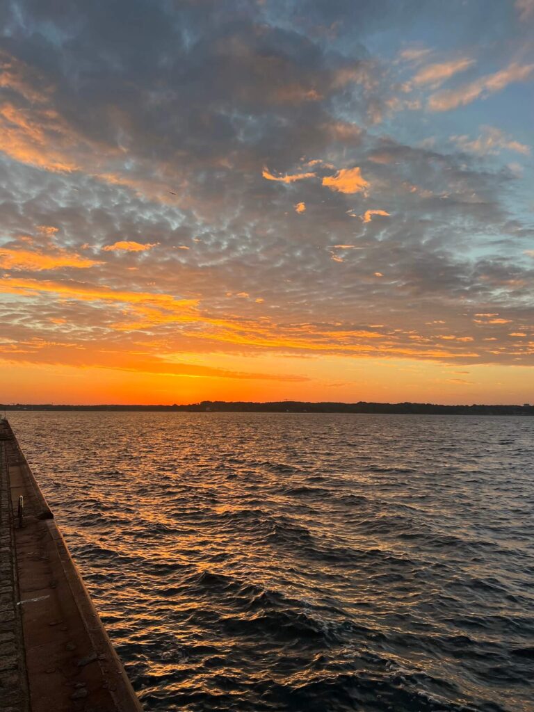 Sonnenaufgang Kieler Förde am Meer