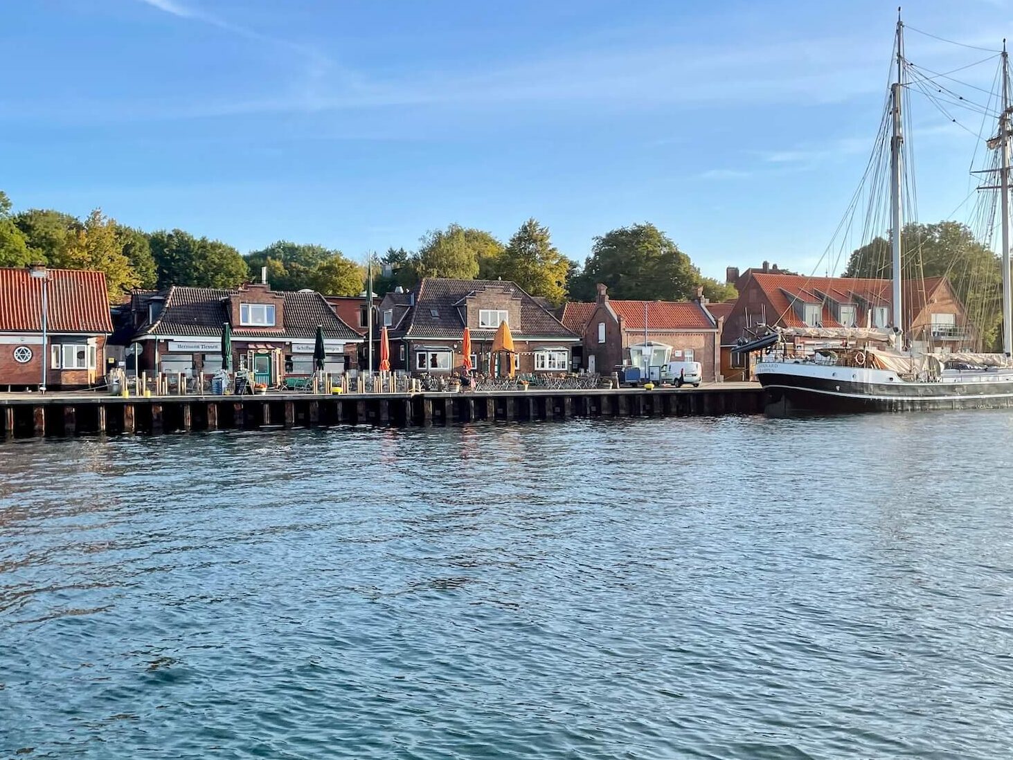 Der Tiessenkai Kiel mit dem Schiffercafé