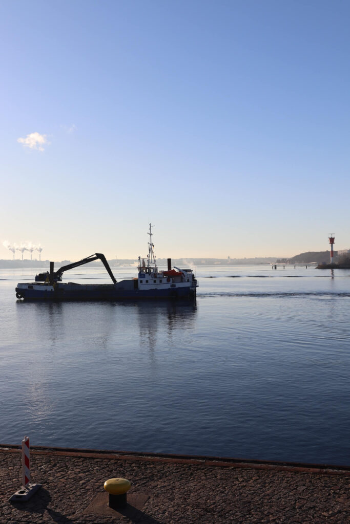 Kieler Förde vom Schiffercafé Kiel mit einem Schlepper im Wasser