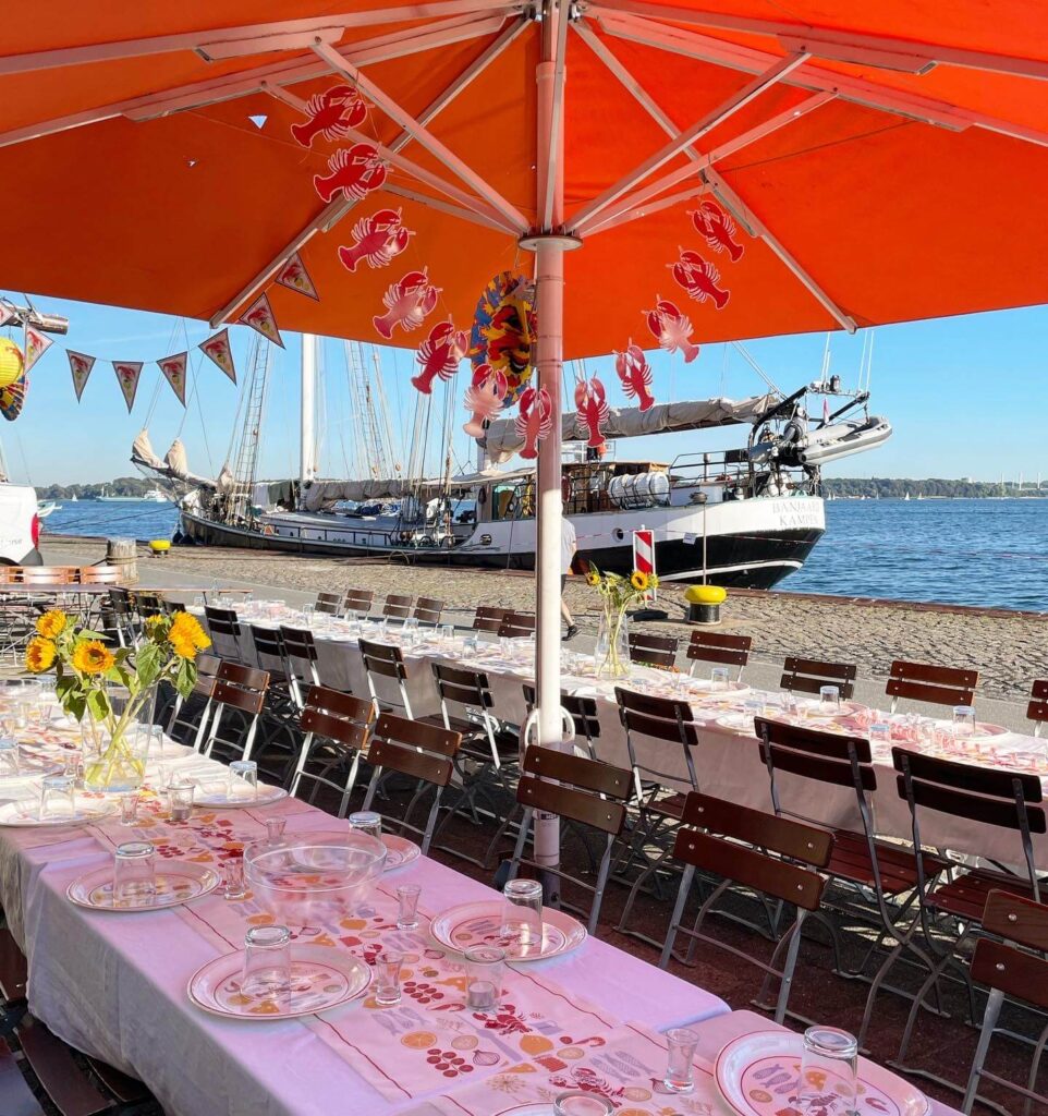 Eine große Festtafel diret am Meer im Schiffercafé Kiel